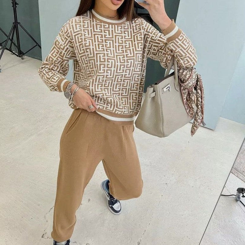 Damer modernt stickat loungewear-set med grafiskt mönster Mirla-Eva Jonsson