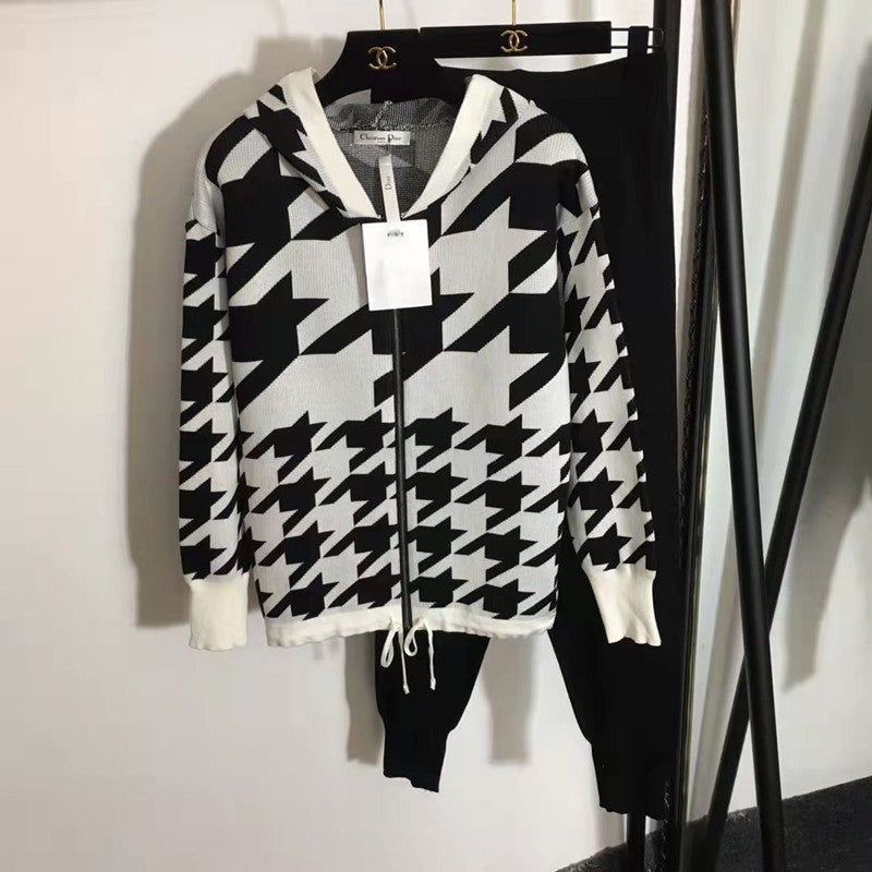 Damer modernt stickat loungewear-set med iögonfallande houndstooth-mönster Mirla-Eva Jonsson