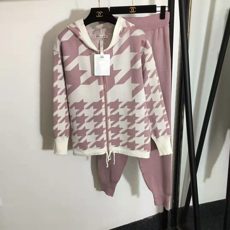 Damer modernt stickat loungewear-set med iögonfallande houndstooth-mönster Mirla-Eva Jonsson