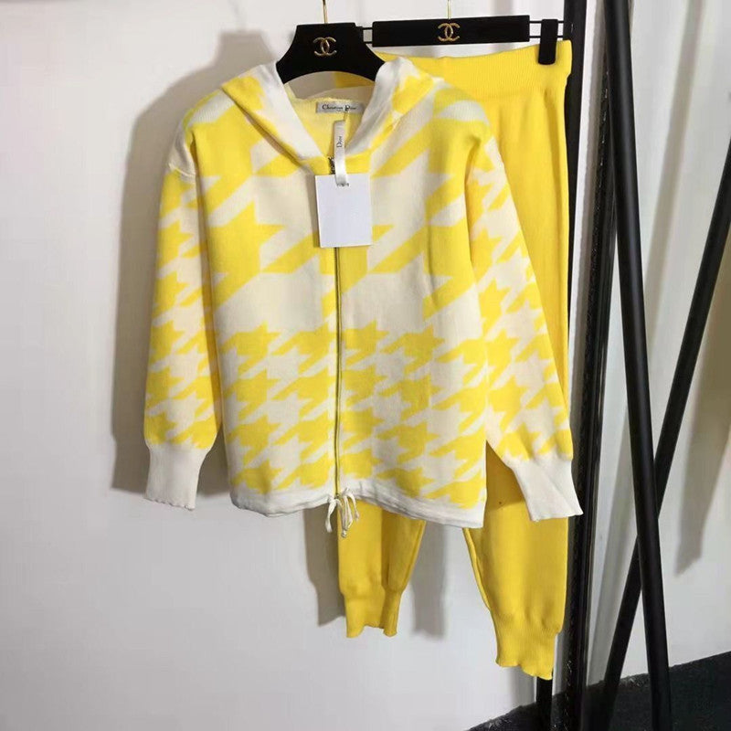 Damer modernt stickat loungewear-set med iögonfallande houndstooth-mönster Mirla-Eva Jonsson