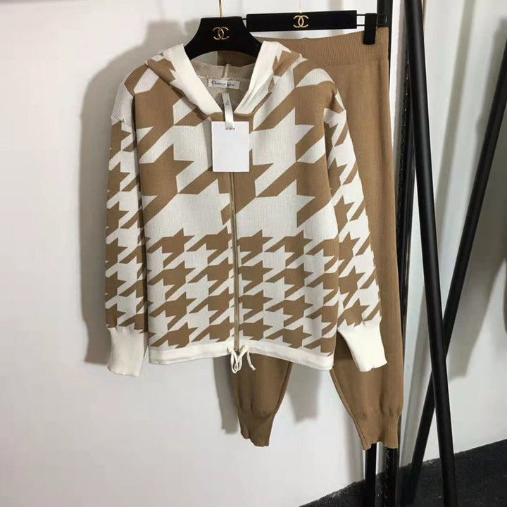 Damer modernt stickat loungewear-set med iögonfallande houndstooth-mönster Mirla-Eva Jonsson