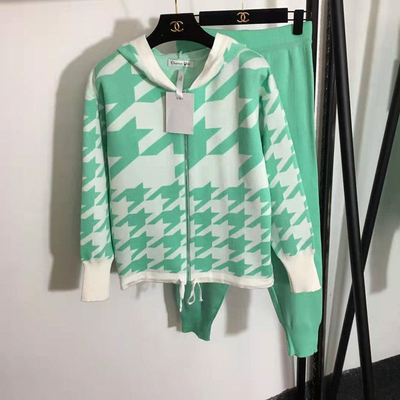 Damer modernt stickat loungewear-set med iögonfallande houndstooth-mönster Mirla-Eva Jonsson