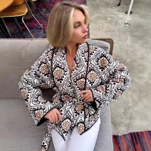Damer modet blazerjacka med blommönster och figursydd bälte Mirla-Eva Jonsson