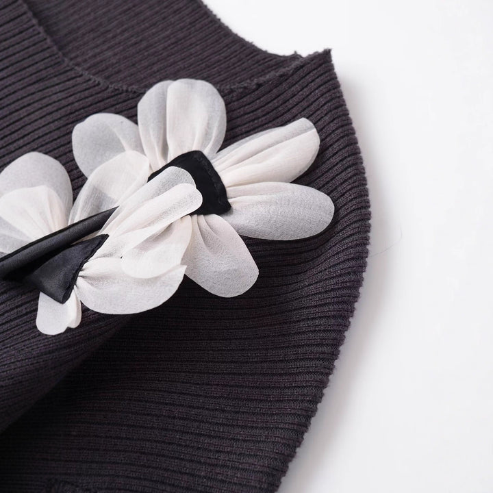 Damer modet stickad jacka med dekorativ blomapplikation Mirla-Eva Jonsson