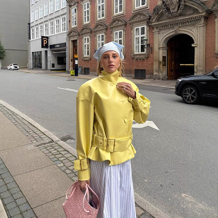 Damer modetransitionsjacka med figursydd snitt och förlängd nederkant Eva Jonsson-Eva Jonsson