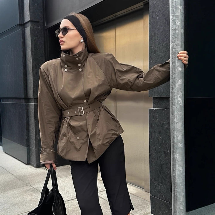 Damer modetrend Utility-jacka med midjebälte och trendiga knapppdetaljer Mirla-Eva Jonsson