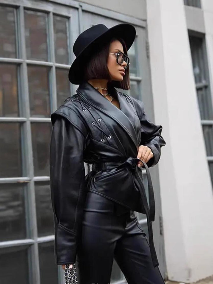 Damer modetrend bikerjacka med dekorativa snördetaljer och elegant midjeföring Mirla-Eva Jonsson