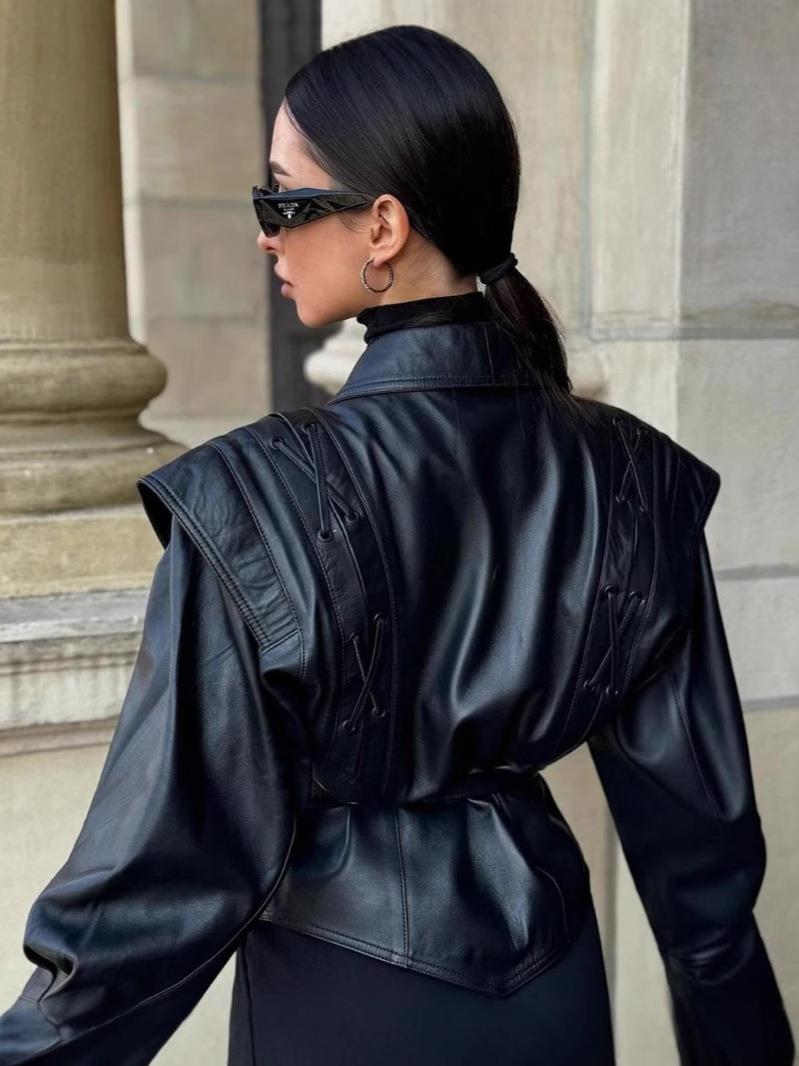 Damer modetrend bikerjacka med dekorativa snördetaljer och elegant midjeföring Mirla-Eva Jonsson