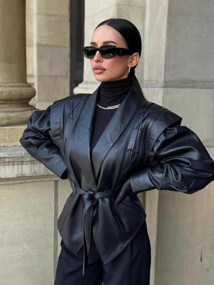 Damer modetrend bikerjacka med dekorativa snördetaljer och elegant midjeföring Mirla-Eva Jonsson