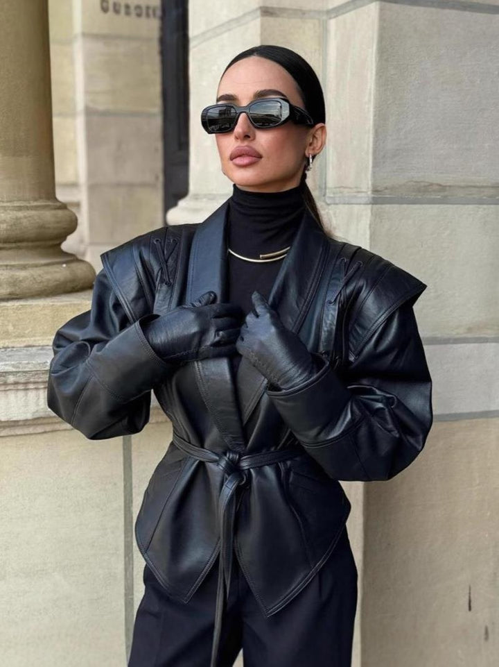 Damer modetrend bikerjacka med dekorativa snördetaljer och elegant midjeföring Mirla-Eva Jonsson