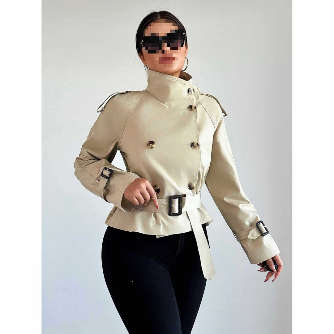 Damer modetrend cropped trenchcoat-jacka med elegant bälte Mirla-Eva Jonsson