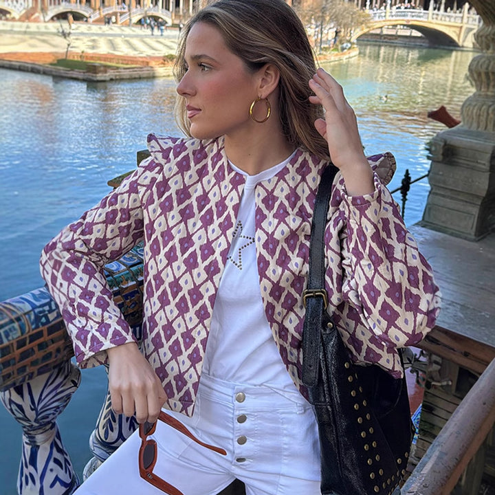 Damer modetrend jacka med volang och stiligt mönster Mirla-Eva Jonsson