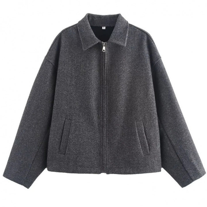 Damer modetrend kort jacka i avslappnad oversize-stil med eleganta detaljer Mirla-Eva Jonsson