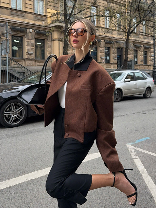 Damer modetrend kort jacka med strukturerad skärning och hög krage Mirla-Eva Jonsson