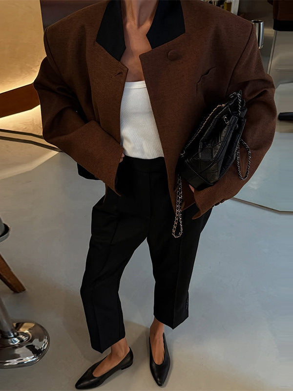 Damer modetrend kort jacka med strukturerad skärning och hög krage Mirla-Eva Jonsson