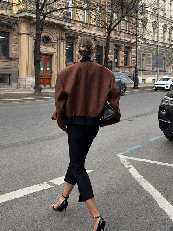 Damer modetrend kort jacka med strukturerad skärning och hög krage Mirla-Eva Jonsson