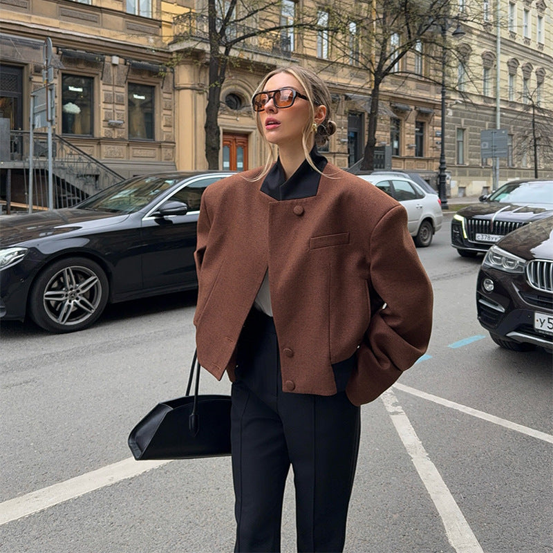 Damer modetrend kort jacka med strukturerad skärning och hög krage Mirla-Eva Jonsson