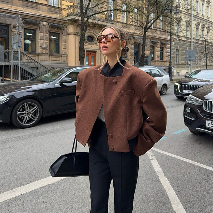 Damer modetrend kort jacka med strukturerad skärning och hög krage Mirla-Eva Jonsson