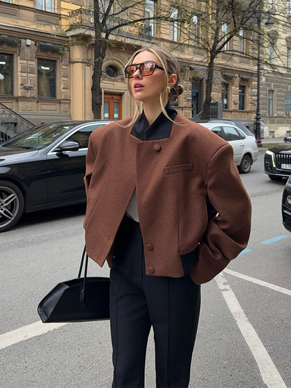 Damer modetrend kort jacka med strukturerad skärning och hög krage Mirla-Eva Jonsson