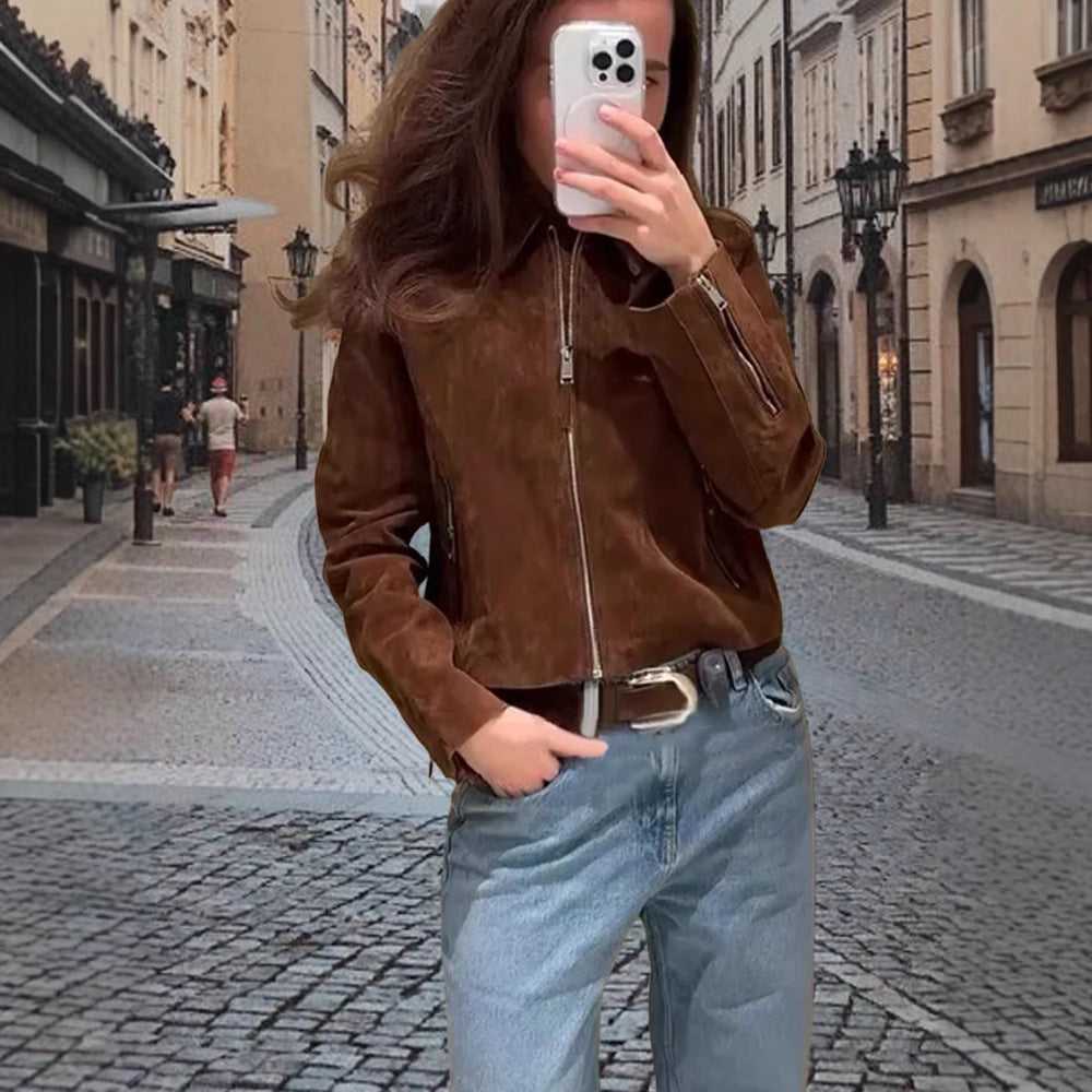 Damer modetrend kort skuren läderjacka med smidig textur Mirla-Eva Jonsson