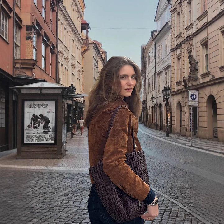 Damer modetrend kort skuren läderjacka med smidig textur Mirla-Eva Jonsson