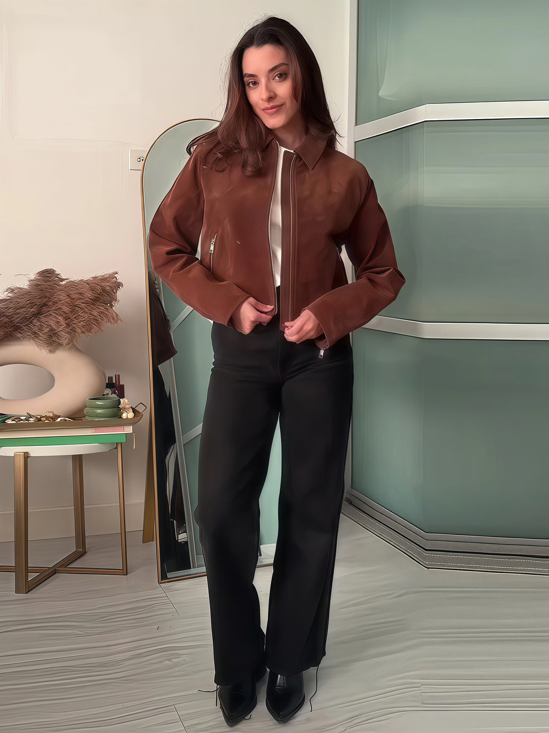 Damer modetrend kort skuren läderjacka med smidig textur Mirla-Eva Jonsson