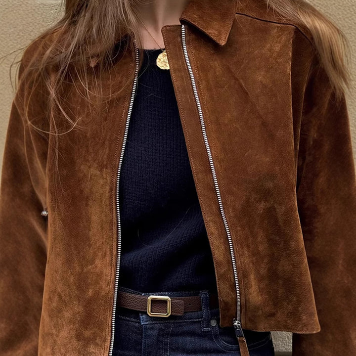 Damer modetrend kort skuren läderjacka med smidig textur Mirla-Eva Jonsson
