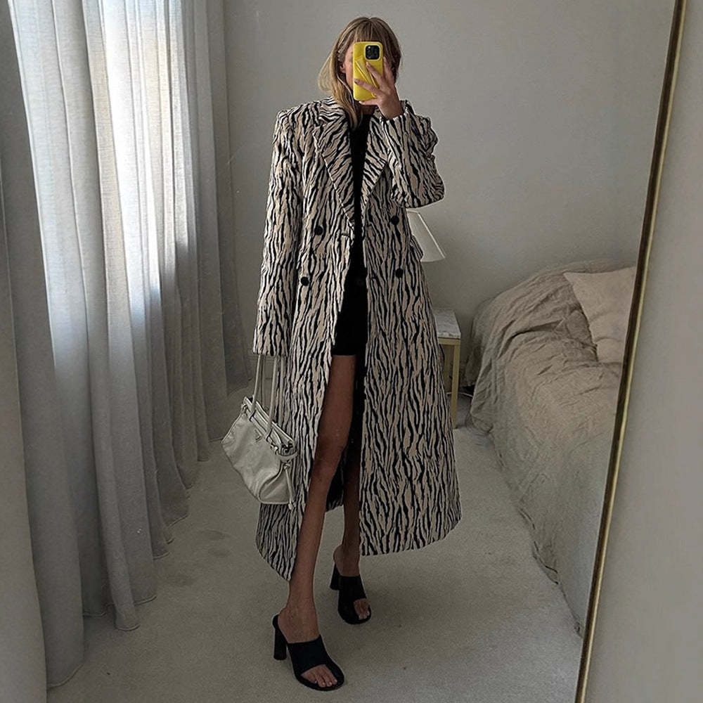 Damer modetrend lång kappa med djurmotiv Mirla-Eva Jonsson