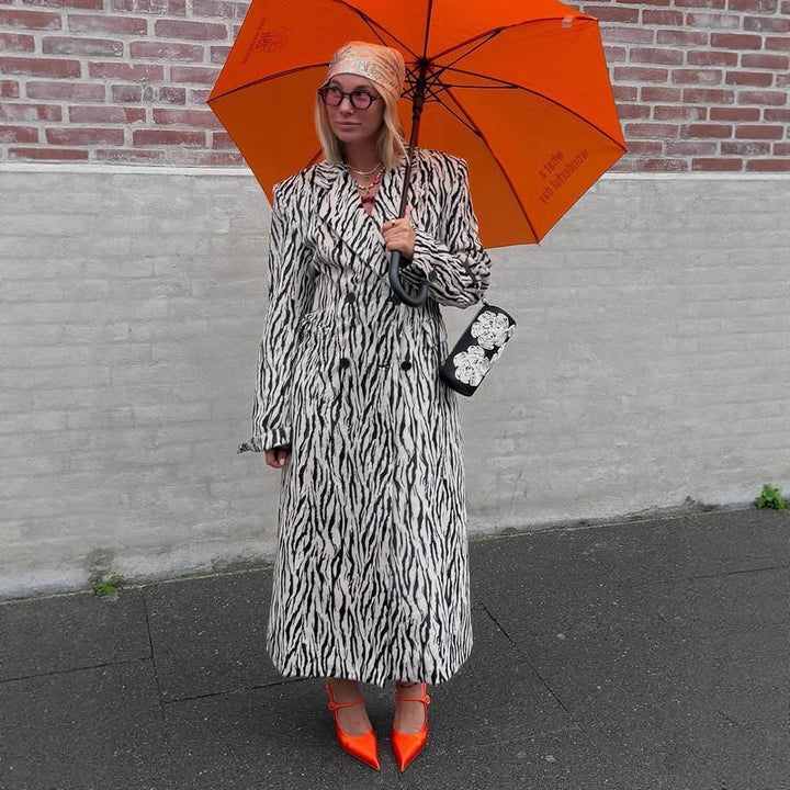 Damer modetrend lång kappa med djurmotiv Mirla-Eva Jonsson