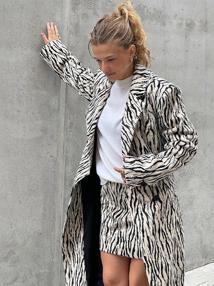 Damer modetrend lång kappa med djurmotiv Mirla-Eva Jonsson