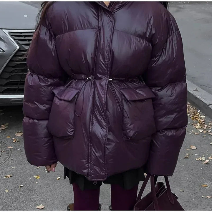Damer modetrend oversized dunjacka med midjebälte och sidofickor Mirla-Eva Jonsson