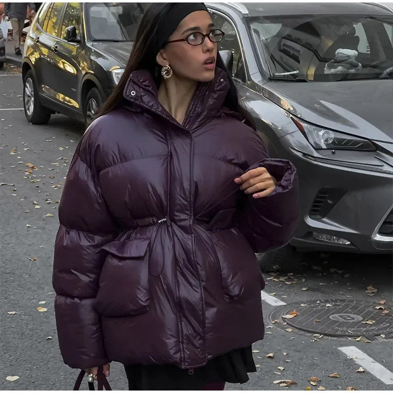 Damer modetrend oversized dunjacka med midjebälte och sidofickor Mirla-Eva Jonsson