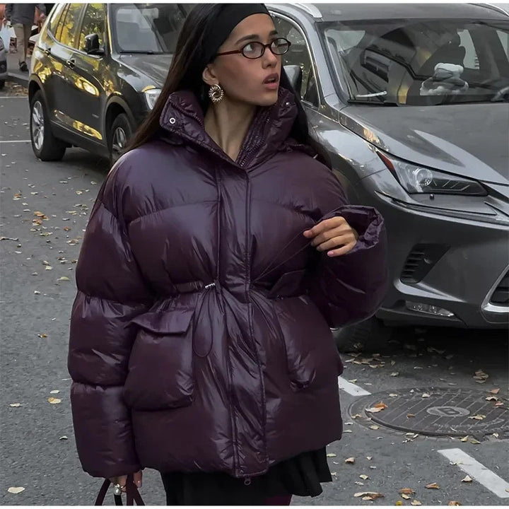 Damer modetrend oversized dunjacka med midjebälte och sidofickor Mirla-Eva Jonsson