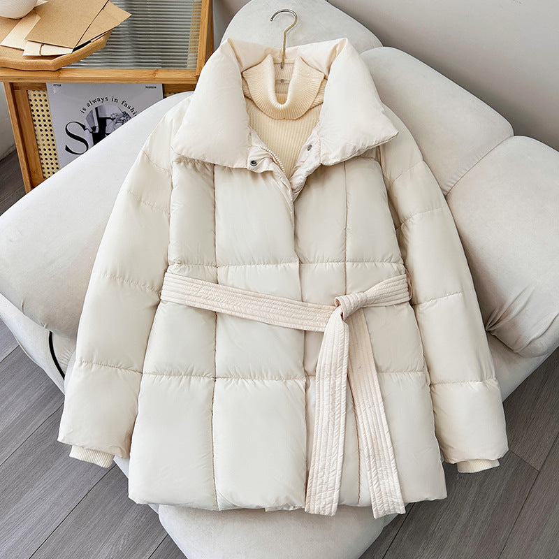 Damer modetrend quiltad jacka med bälte och hög krage Mirla-Eva Jonsson