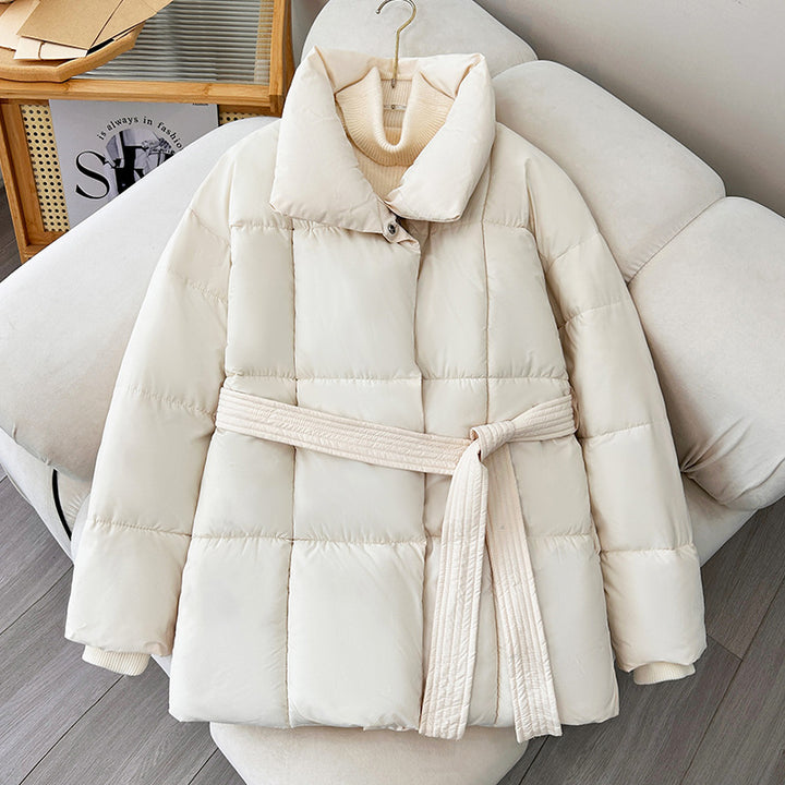 Damer modetrend quiltad jacka med bälte och hög krage Mirla-Eva Jonsson