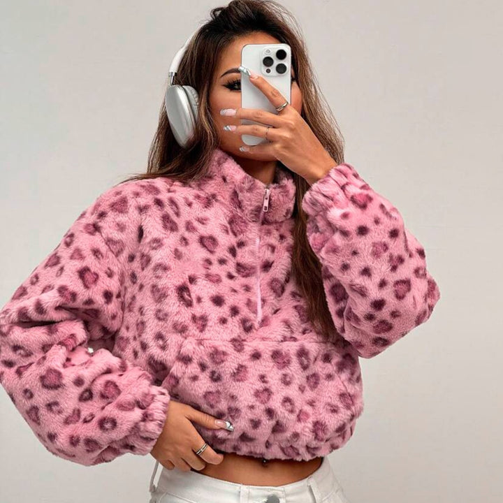 Damer modetröja i fleece med leopardmönster och högt krage Mirla-Eva Jonsson