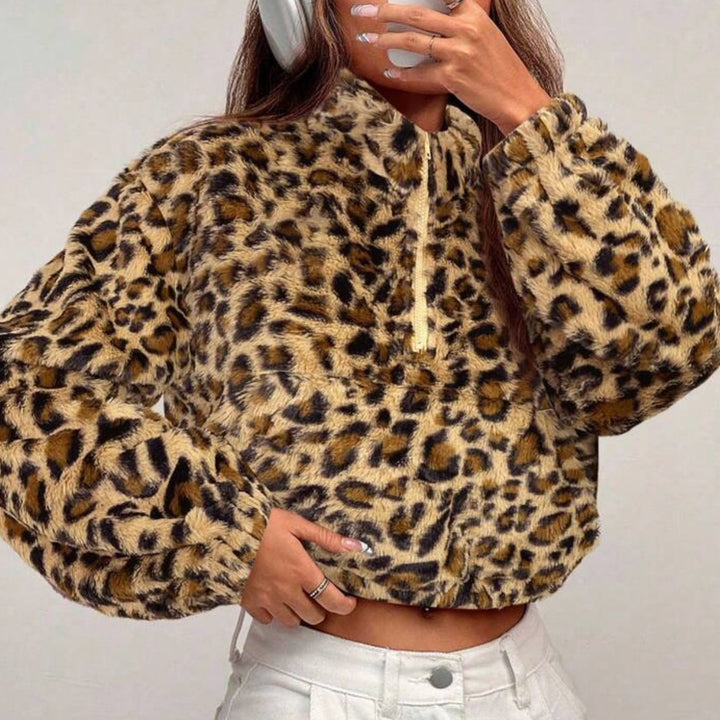 Damer modetröja i fleece med leopardmönster och högt krage Mirla-Eva Jonsson