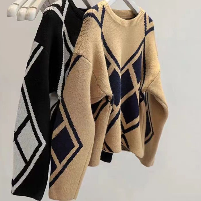 Damer modetröja i stickat med geometrisk design och breda ärmar Mirla-Eva Jonsson