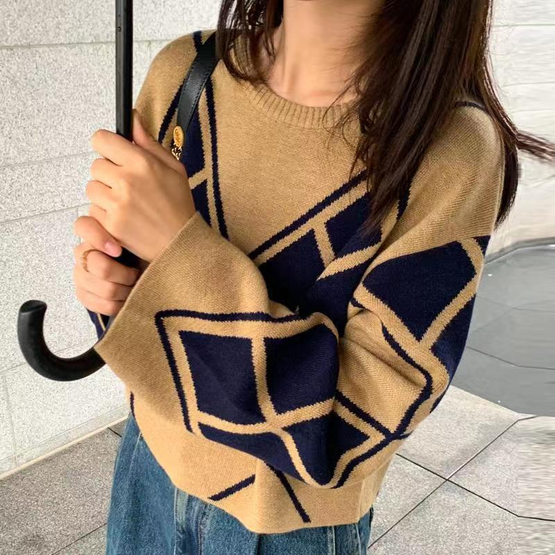 Damer modetröja i stickat med geometrisk design och breda ärmar Mirla-Eva Jonsson