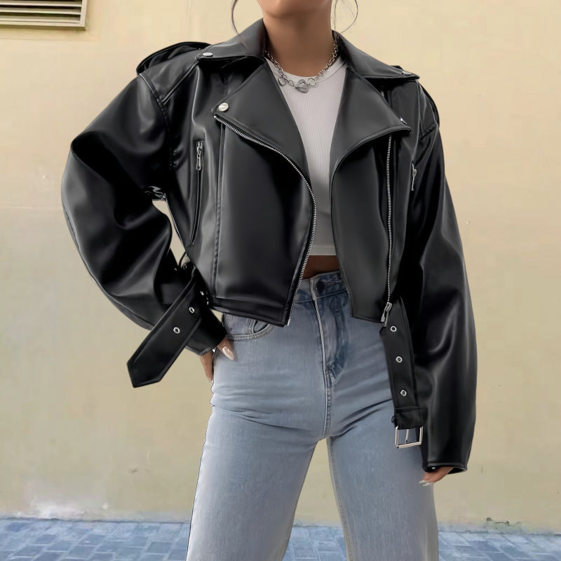 Damer modig konstläderjacka i bikerstil med strukturerad design Eva Jonsson-Eva Jonsson