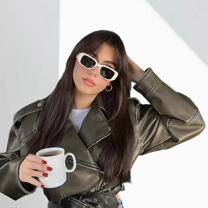 Damer modig konstläderjacka i bikerstil med strukturerad design Eva Jonsson-Eva Jonsson