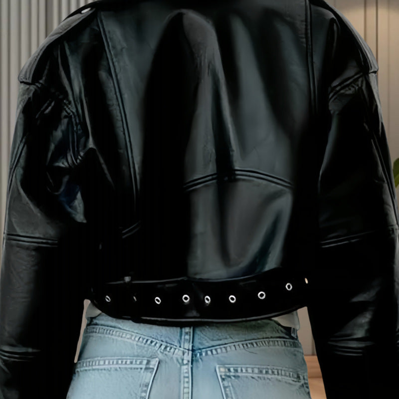 Damer modig konstläderjacka i bikerstil med strukturerad design Eva Jonsson-Eva Jonsson