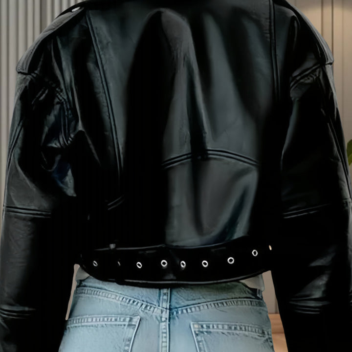 Damer modig konstläderjacka i bikerstil med strukturerad design Eva Jonsson-Eva Jonsson