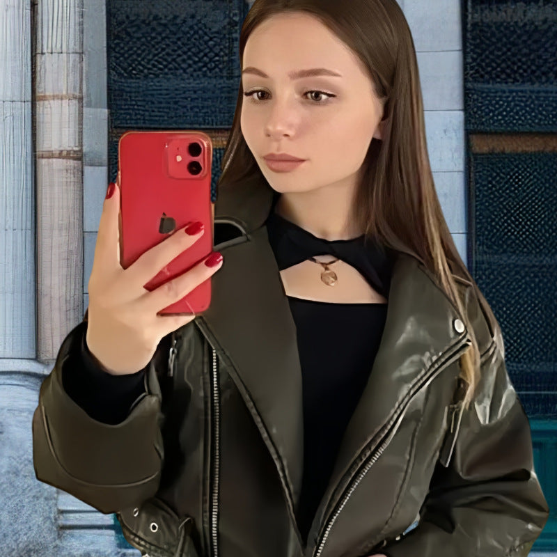 Damer modig konstläderjacka i bikerstil med strukturerad design Eva Jonsson-Eva Jonsson