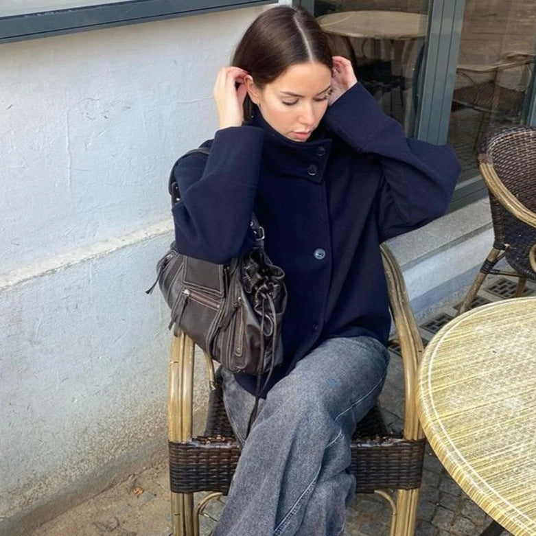 Damer modig kort jacka med praktisk ståkrage och knapplist Mirla-Eva Jonsson
