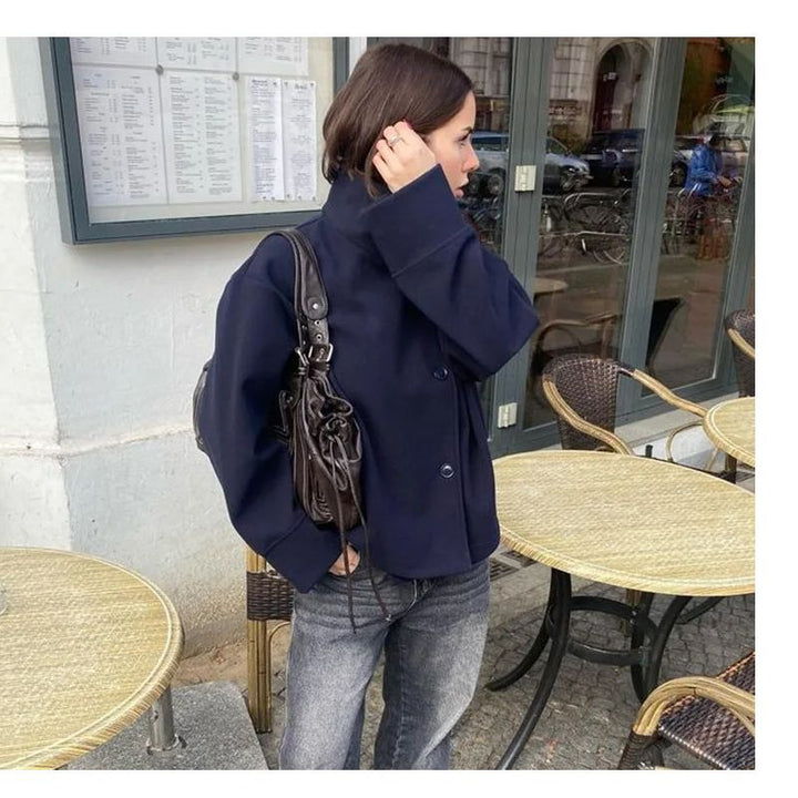Damer modig kort jacka med praktisk ståkrage och knapplist Mirla-Eva Jonsson