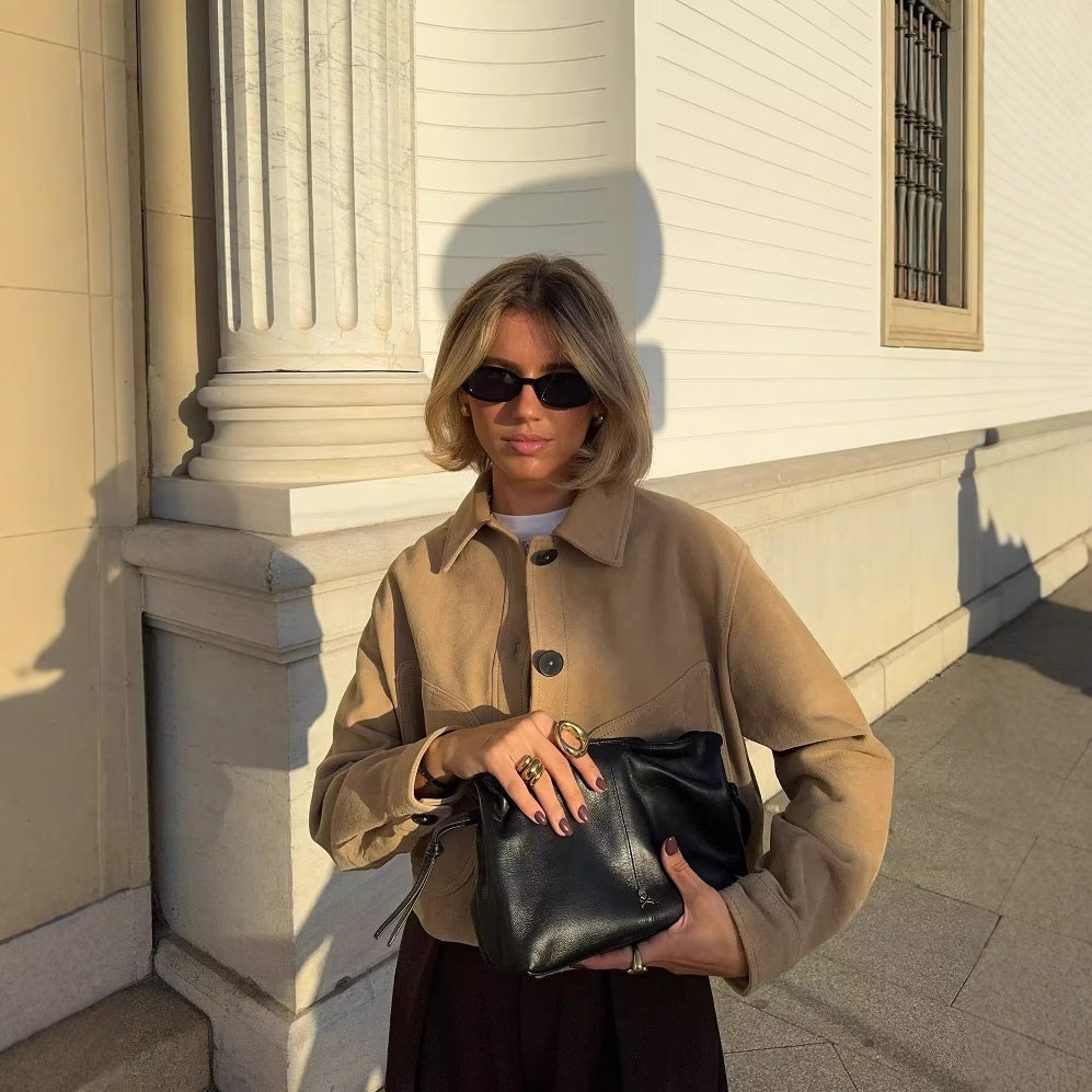 Damer modig mockajacka med praktisk snitt och stiliga knapppdetaljer Mirla-Eva Jonsson