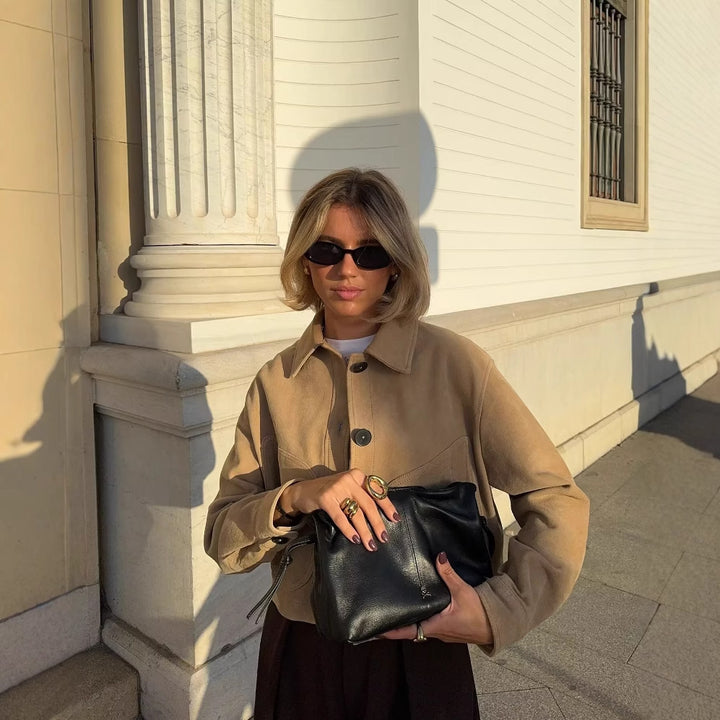 Damer modig mockajacka med praktisk snitt och stiliga knapppdetaljer Mirla-Eva Jonsson