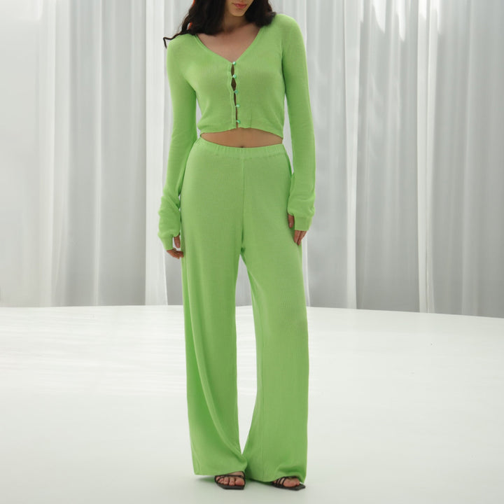 Damer modig och bekväm stickad ensemble med cropped topp och vida byxben Mirla-Eva Jonsson
