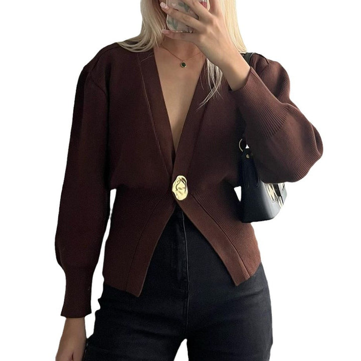 Damer modig stickad cardigan med djup V-ringning och dekorativ knappl Mirla-Eva Jonsson